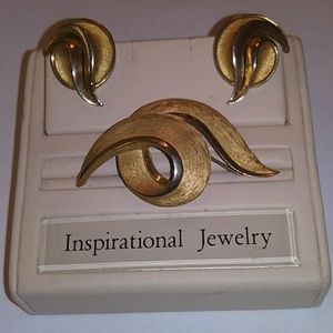 Crown Trifari Brushed Gold Tone Brooch & Earrings